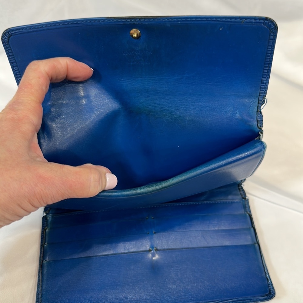 Louis Vuitton was blue Epi wallet fixer upper as is now it’s black,I repainted - Picture 10 of 16
